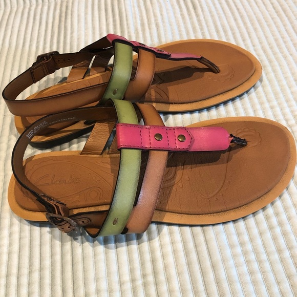 Clarks tan thong sandal double strapped with side closure size 6 - Picture 2 of 7